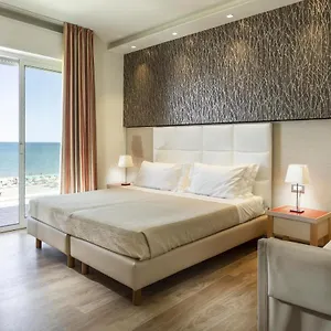Kursaal - Fronte Mare Con Piscina 3*, Риччоне Италия