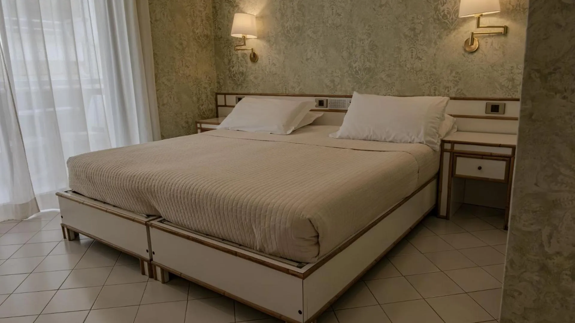 Hotel President - Vintage Hotel In Centro Риччоне Италия