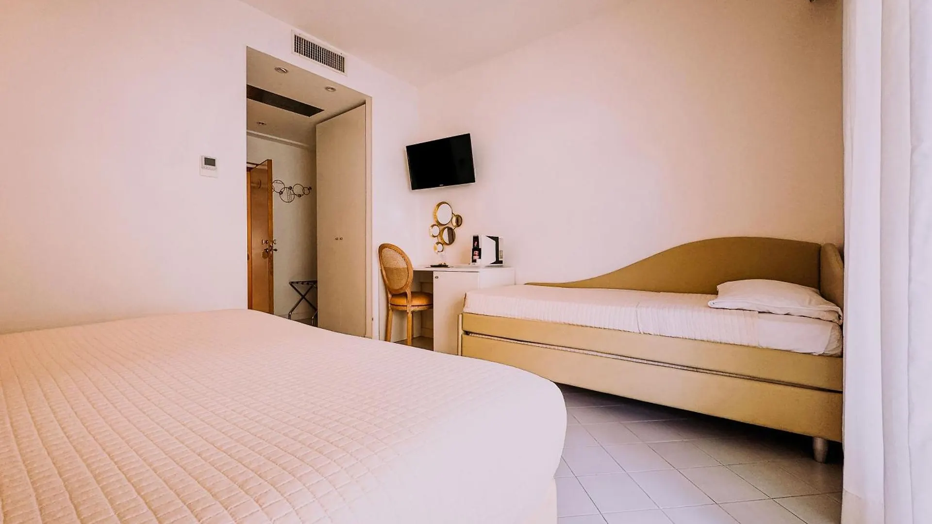 Hotel President - Vintage Hotel In Centro Риччоне